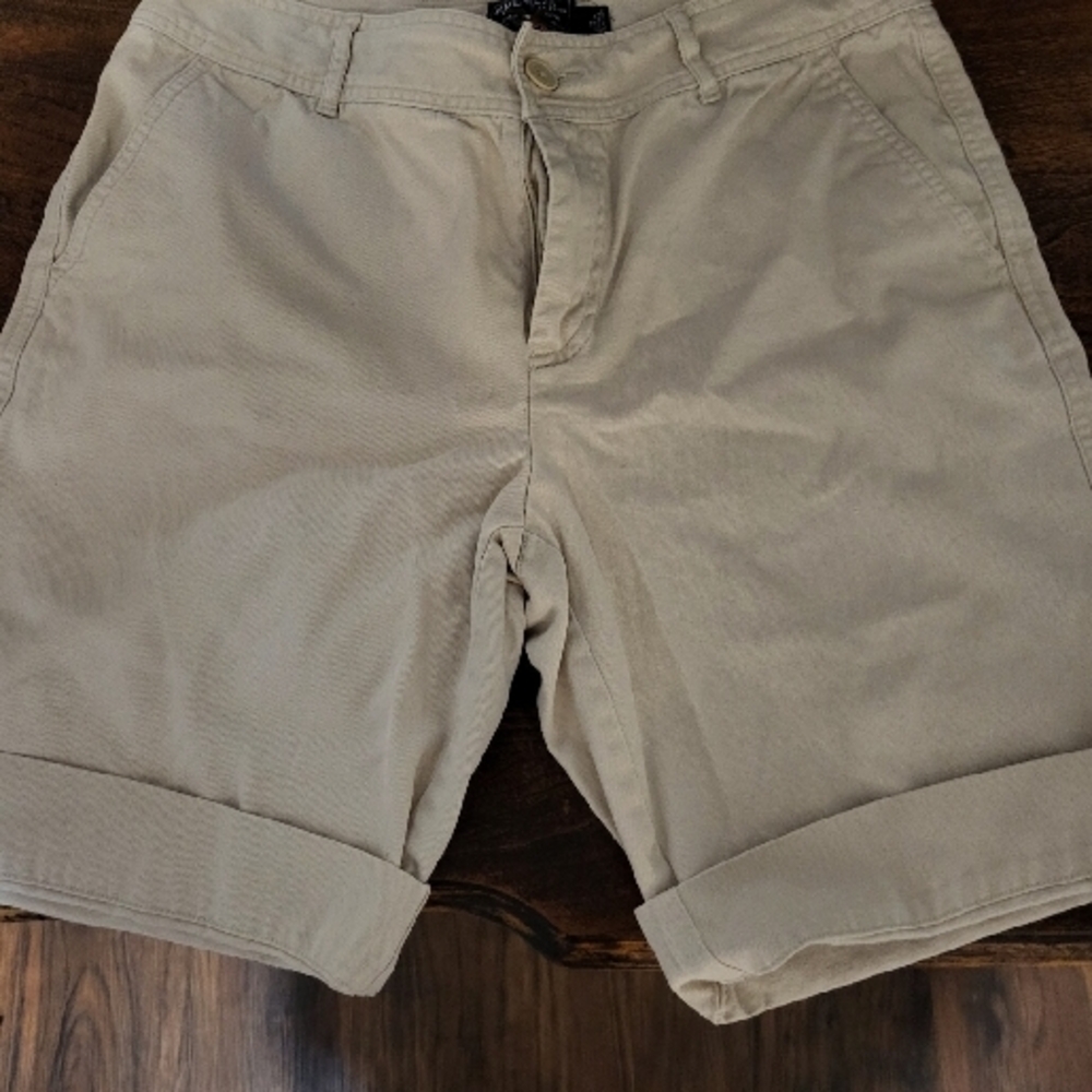 American Living Cream Flat Front Shorts